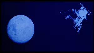 Un engin spatial flotte à côté de la Lune ; scène de rêve, teintée de bleu, issue du film Le Orme.