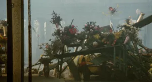 Une voiture jaune fait volet en éclats la vitrine d'un fleuriste, dont les bouquets surgissent partout dans le film Big Guns.