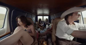 Les cinq jeunes personnages très lookés années 80 sont dans le van du film X de Ti West, le plan est en fish eye.