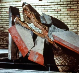 Un crocodile surgit du sous-sol, en plein quai de métro, dans le film L'incroyable Alligator.