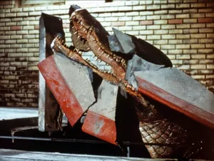 Un crocodile surgit du sous-sol, en plein quai de métro, dans le film L'incroyable Alligator.