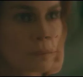 Gros plan sur Florinda Bolkan où son visage paraît se dédoubler ; issu du film Le Orme.