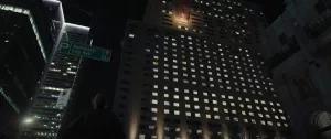 Plan en contre-plongée sur un immeuble de nuit dont une fenêtre explose, dans le film Misanthrope.