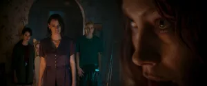 Split-screen avec au premier plan, un visage de jeune femme affolée, vue de profil ; au second plan, trois protagonistes, les bras le long du corps, inquiétants ; issu du film Evil Dead Rise.