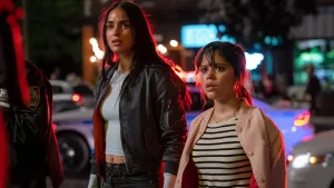 Melissa Barrera et Jenny Ortega dans une rue de nuit cernée par les policiers, en sueur, le regard inquiet ; scène issue du film Scream 6.