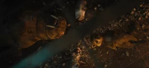 Plongée sur Racoon, un éléphant de mer et un chat, allongés sur le sol dans une lumière bleue et jaune, contemplant au dessus d'eux comme en introspection ; plan issu du film Les Gardiens de la Galaxie Vol. 3.