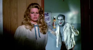 Jody Medford, dans les couloirs du lycée, se tient tristement contre une porte, derrière elle s'approche un zombie, dans le film Mutant.