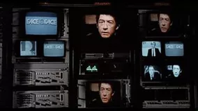 Le visage de John Hurt est projeté sur deux des nombreuses petites télés cadrées dans ce plan du film Osterman Weekend, pour le cinéma de Sam Pekcinpah.