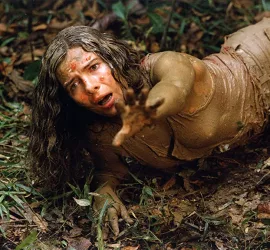 Lorraine de Selle immergée dans la boue, tend la main vers nous pour qu'on la sauve ; plan issu du film Sans voir les nymphes.