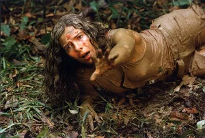 Lorraine de Selle immergée dans la boue, tend la main vers nous pour qu'on la sauve ; plan issu du film Sans voir les nymphes.