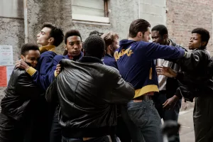 Bagarre entre les Rascals et une bande de blousons noirs en pleine rue dans le film de Jimmy Laporal-Trésor.