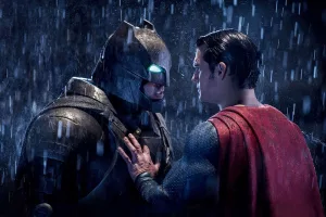 Sous la pluie, Superman tente de raisonner Batman dans le film qui les oppose, sur lequel aurait aimé travailler Jude Poyer.