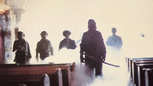 Cinq fantômes de pirates apparaissent dans une église envahie par le brouillard ; scène du film The Fog abordé par Stéphane Benaïm dans son ouvrage.