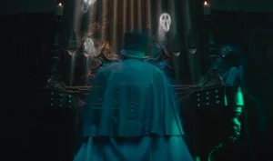 Un fantôme portant une longue cape et un vieux chapeau joue de l'orgue ; nous le voyons de dos, et son corps n'est pas tout à fait opaque, on voit les tuyaux de l'orgue à travers ; plan du film Le manoir hanté.