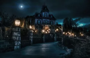 Le Phantom Manor, le manoir hanté du Parc Disneyland à Paris.