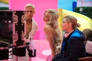 Ryan Gosling, Margot Robbie et la réalisatrice Greta Gerwig visionnent les rushes sur le tournage de Barbie.