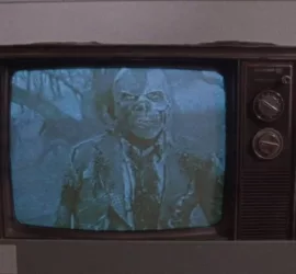Un mort-vivant squelettique apparaît sur une télévision des années 80 en noir et blanc dans le film The Video Dead.
