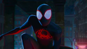 Le Spider-Man en combinaison noire portée par Miles Morales prêt à bondir, au sommet d'un building, dans le film Spider-Man : Across the Spider-Verse.
