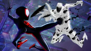 Spider-Man en plein combat avec une étrange entité blanche, dont des tâches d'encres jaillissent ; les deux adversaires flottent aussi de New-York ; scène du film Spider-Man : Across the Spider-Verse.