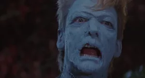 Un homme à la peau bleue et boursouflée, comme s'il avait de la peinture sur le visage, est figé dans une expression d'effroi dans le film The Video Dead.