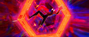 Spider-Man emporté dans une vortex orange, violet et rouge, dans le film Spider-Man : Across the Spider-Verse.