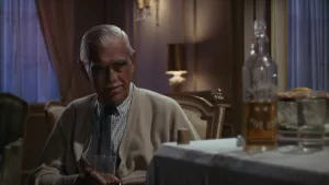 Boris Karloff vieillissant assis dans un salon luxueux, regarde avec un léger rictus son interlocuteur sur sa gauche, hors-champ ; plan issu du film La cible de Peter Bogdanovich.