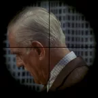 Vu à travers la lunette du sniper, un vieil homme vu de profil, la tête baissée, dans le film La cible.