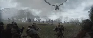 Un dragon survole un champ de bataille sous un ciel gris dans le film Donjons & Dragons : l’honneur des voleurs.