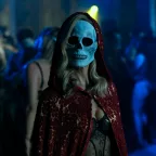 A une étrange soirée où tout le monde porte des casques de réalité virtuelle, une femme blonde porte une cape de chaperon rouge, et un masque de squelette ; scène de La chute de la maison Usher.