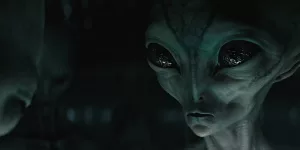 Plan rapproché-épaule sur un extraterrestre à la Roswell, dans le film Traquée.