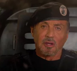 Sylvester Stallone s'adresse à la caméra depuis son hélicoptère dans le film Expendables 4.