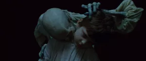 Le vampire du film Le vourdalak, réalisé par Adrien Beau, mort un enfant dans un pâle clair-obscur.