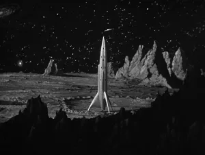 Une navette spatiale posée sur une planète rocheuse, en noir et blanc, en plan d'ensemble, dans le film La fusée de l'épouvante.