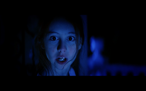Groans plan sur une jeuen femme haletante plongée dans une lumière bleue ; scène du film Caraoscura (carnet de bord 2 festival Court-Métrange).