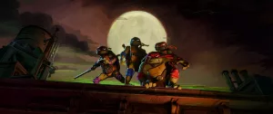Les quatre tortues ninjas de Ninja Turtles : Teenage Years posent sur un toi de nuit, prêtes au combat, tandis qu'une pleine lune luit derrière eux.
