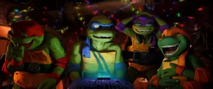 Tandis que Leonardo boude sur son téléphone portable, les trois autres comparses se moquent de lui, tout autour ; scène du film Ninja Turtles : Teenage Years.