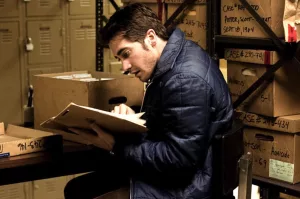 Jake Gyllenhaal fouille dans les archives du film Zodiac de David Fincher.