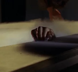 Une main de mort-vivant s’extirpe d'une tombe fumante, dans un des films de la Hammer.