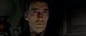 Gros plan sur le visage sombre et fermé de Christopher Lee, les yeux rouges, dans Dracula, prince de ténèbres de Terence Fisher, produit par la Hammer.
