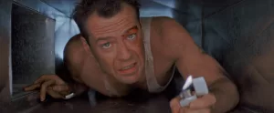 Scène de Die Hard : Piège de Cristal où Bruce Willis rampe dans un mine conduit d'aération.