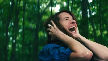 Julia Roberts hurle dans la forêt en se tenant la tête dans le film Le monde après nous.