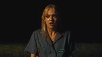 Jessica Belkin en sueur et bouche bée de stupeur, de nuit, en tenue de serveuse de diner, dans le film Last Straw.