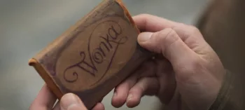 Gros plan sur des mains qui tiennent un chocolat Wonka.