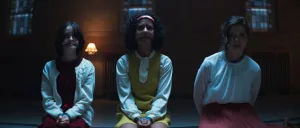 Trois jeunes fies apeurées côte à côte sont bâillonnées, ligotées, à genoux dans le film The Sacrifice Game.