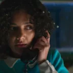 Plan rapproché-épaule sur l'actrice Madison Baines, apeurée au téléphone, dans le film The Sacrifice Game.
