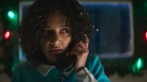 Plan rapproché-épaule sur l'actrice Madison Baines, apeurée au téléphone, dans le film The Sacrifice Game.