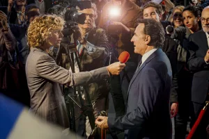 Face à un parterre de journalistes en reportage, Cécile de France tend son micro à Albert Dupontel, grimé en candidat à la présidentielle dans le film Second Tour.