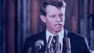 Bobby Kennedy en conférence de presse, illustration d'un homme politique pour le film réalisé par Albert Dupontel, Second Tour.