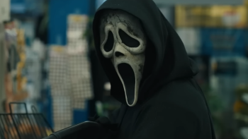 Le tueur Ghostface dans une épicerie, avec du sang sur son masque dans le film Scream 6.