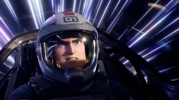 Buzz concentré, en pleine bataille, dans le cockpit de son vaisseau spatial, dans le film Disney Buzz L'Eclair de Angus McLane. 